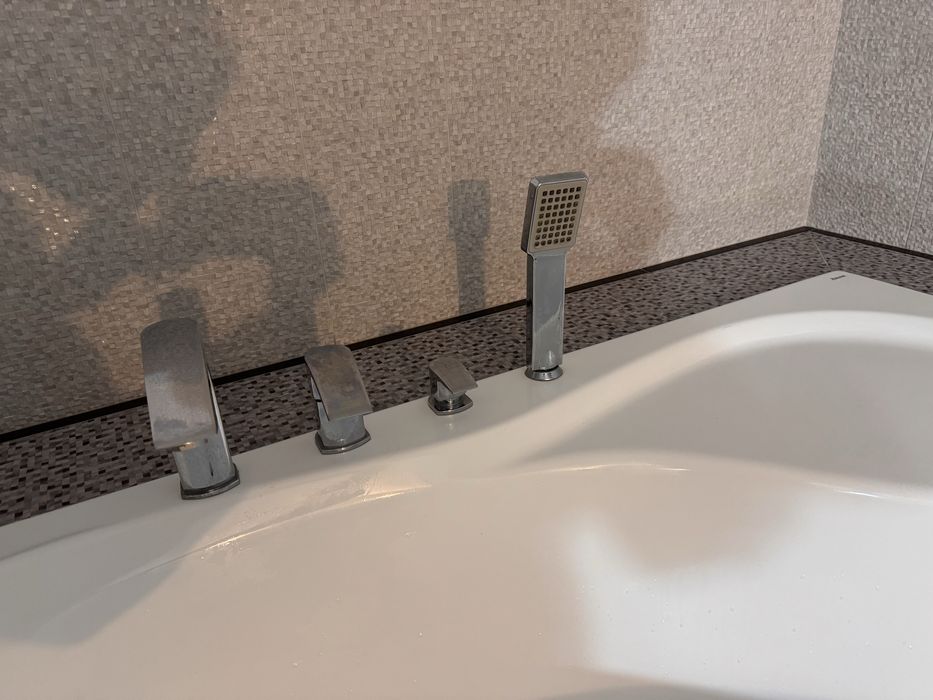 Wanna narożna dwuosobowa Ravak z kompletem baterii łazienkowych srebrn