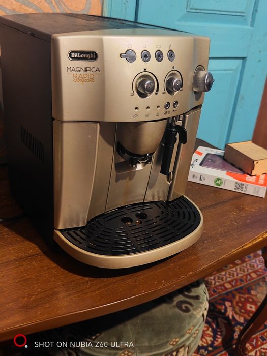 Кавомашина Делонджі магнефік