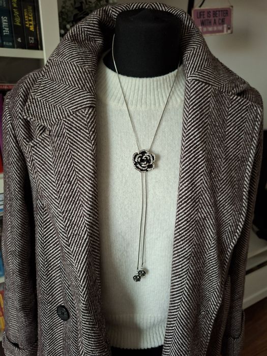 Nowy naszyjnik z efektowną różą