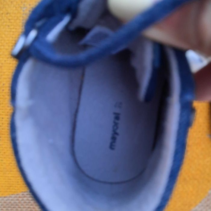 Sapatos, tamanho 27 e 29