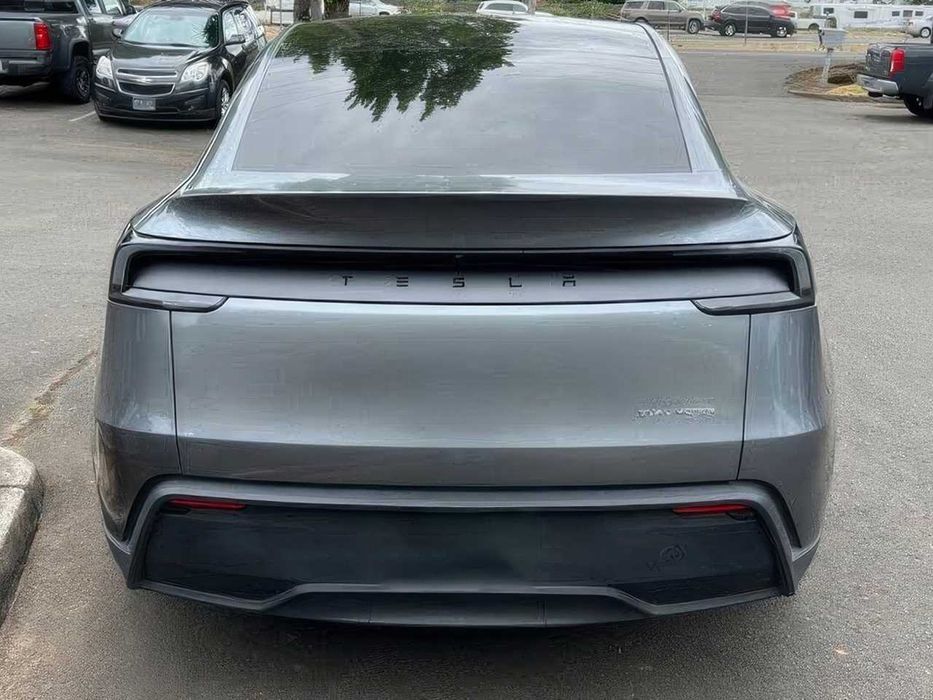 Tesla Model Y Long Range      2026