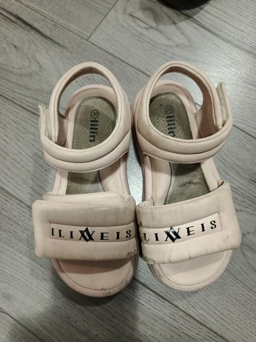 Віддам безкоштовно дитяче взуття