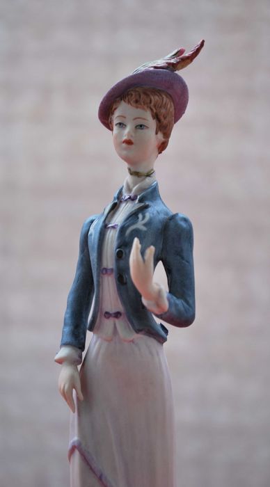 Estatueta pintada à mão com 24 cms