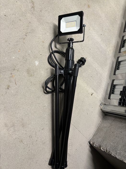 Lampa robocza halogen led ze statywem