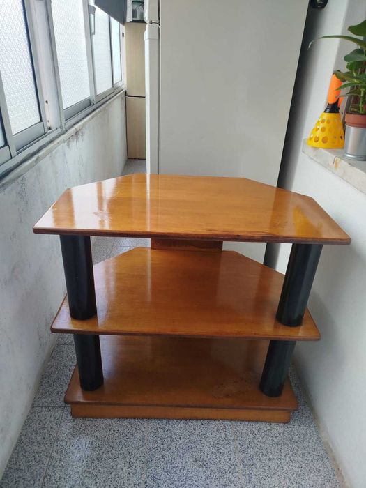 Móvel de televisão com rodas em madeira maciça