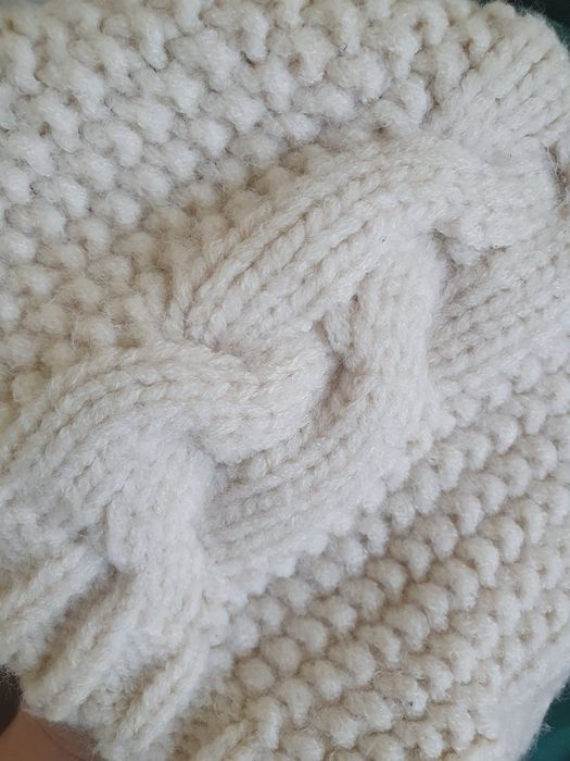 Kremowa ciepła czapka zimowa