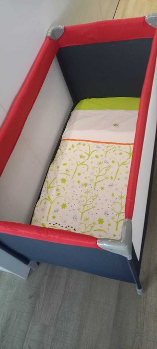 Berço criança + colchão + edredon e roupa de cama