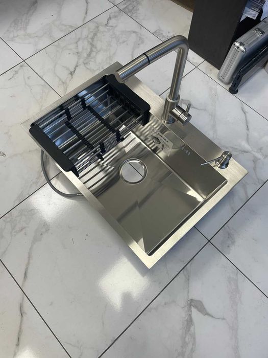 Кухонная мойка Luminex 6045 см и смеситель с выдвижным изливом, Lidz.