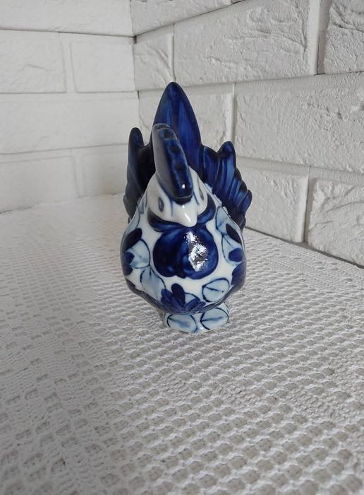 Ceramiczna figurka ręcznie malowana.