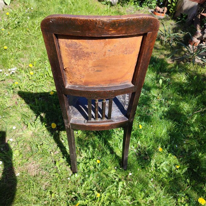 Stare krzesło dębowe