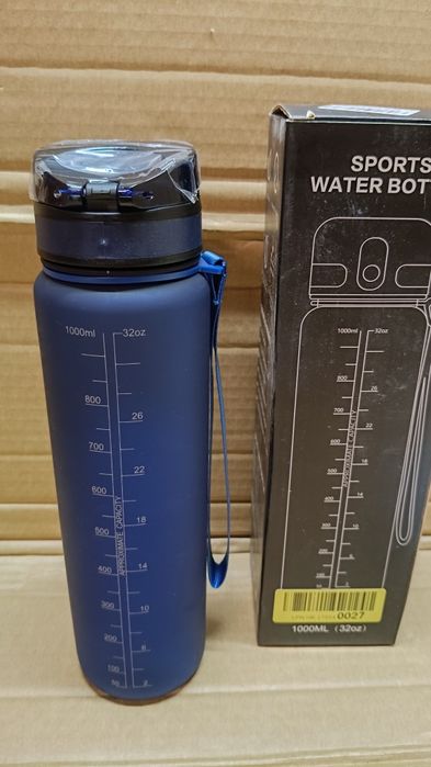 Granatowa butelka na wodę z miarką 1000 ml
