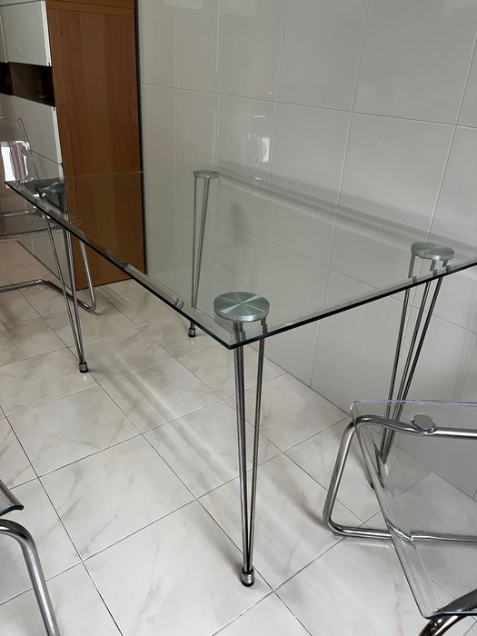 Mesa de vidro e pés em inox