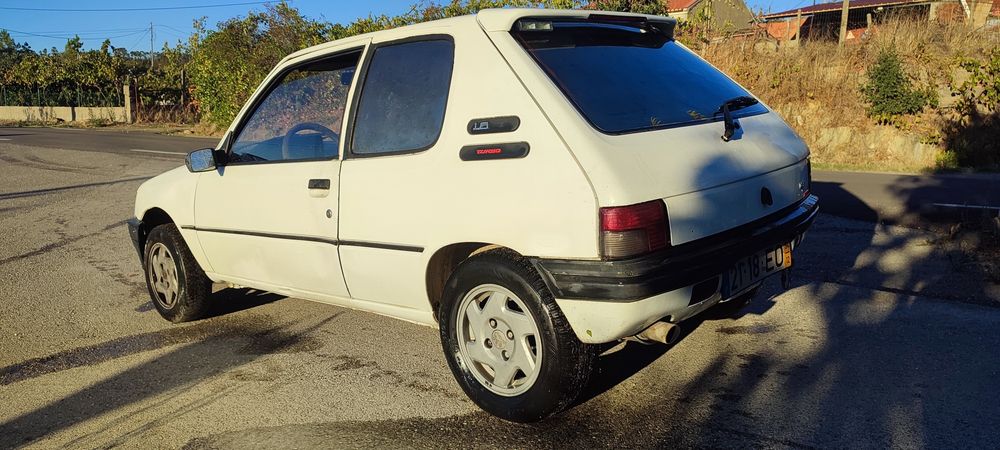 Peogeot 205 xad turbo de livrete.
 motor e kilometros originais. 
Bancos GTI
volante GTI
Carro fiável e muito econômico.