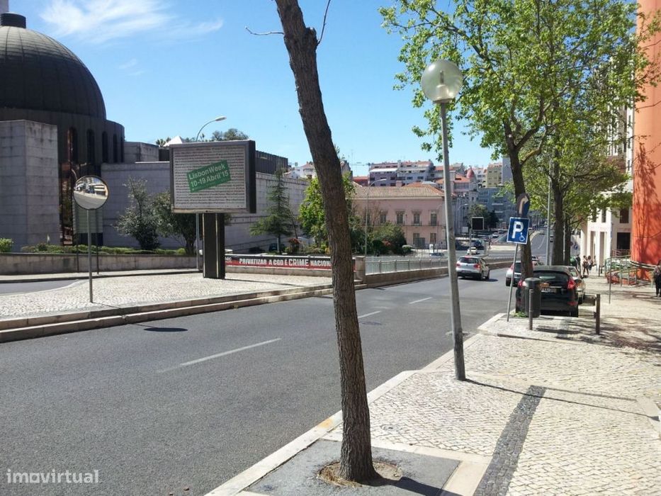 Garagem Avenida João XXI (Campo Pequeno / Avenida Roma) vigilância 24h