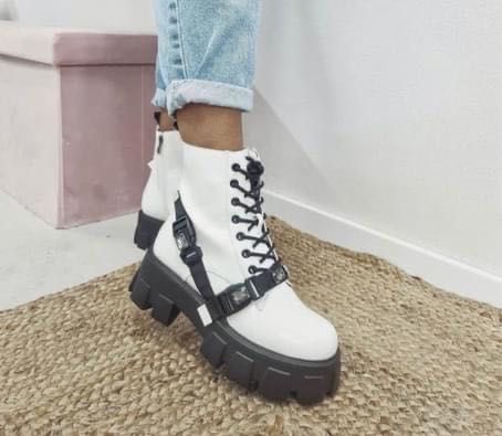 Botas plataforma por estrear