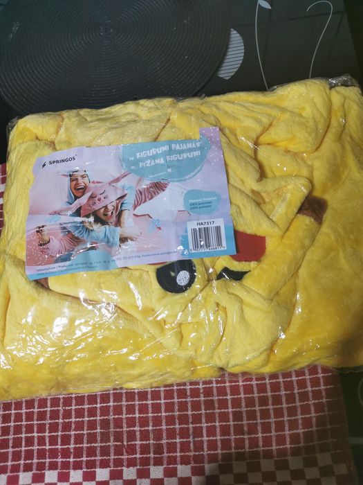 Sprzedam piżamę kigurumi  pikachu