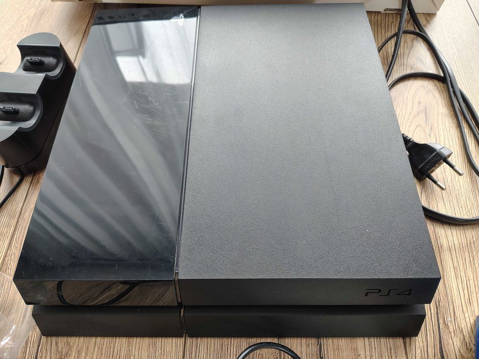 PlayStation 4 FAT, 2 pady, ładowarka, gry