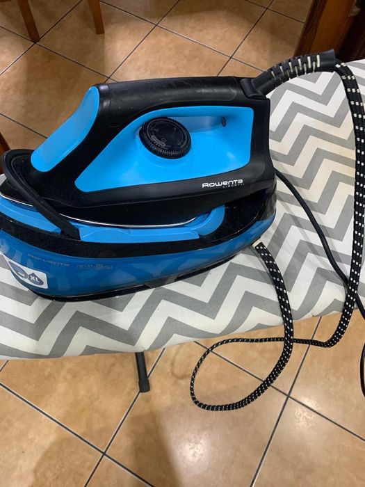 Ferro com caldeira e tábua de engomar.