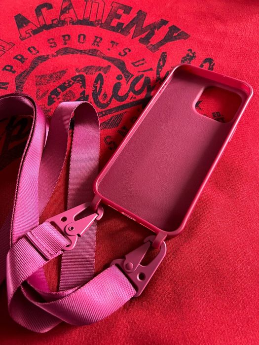 Чохол на айфон 15pro max бордовий з ремінцем через плече