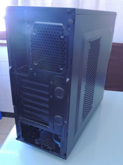 Caixa de PC Mid Tower marca Gigabyte modelo IF233