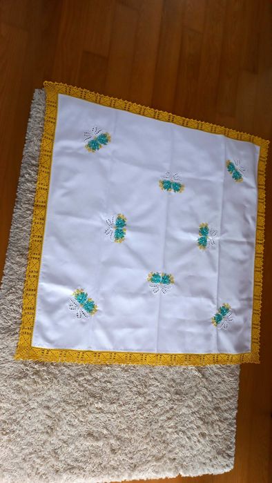 Toalha de mesa,  bordada e crochet