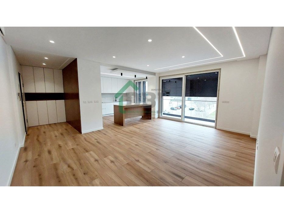 T2 para arrendar junto à Faculdade de Medicina