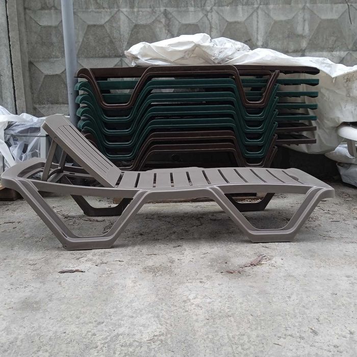 Пластиковий шезлонг для дому, саду, басейну, готелів та пляжів