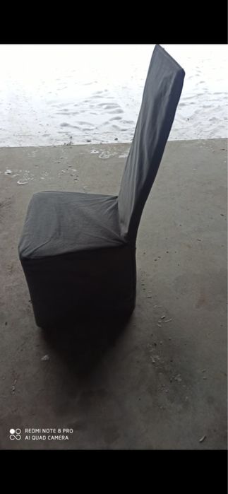 Drewniane krzesła z pokrowcem