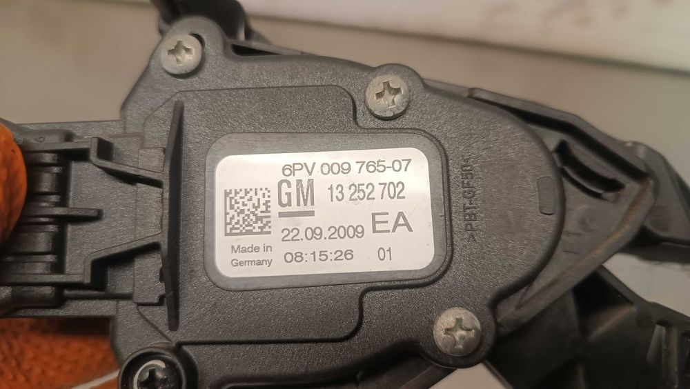 Pedal do acelerador OPEL Astra J 09-15 13252702