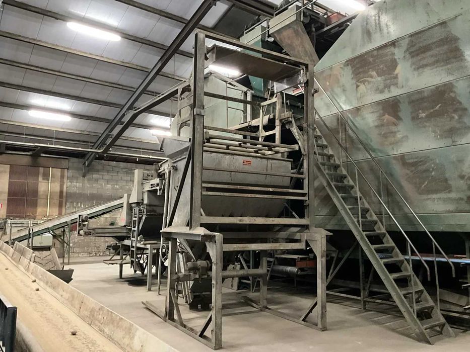 Wywrotnica do skrzyniopalet z zasobnikiem do ziemniaków i warzyw