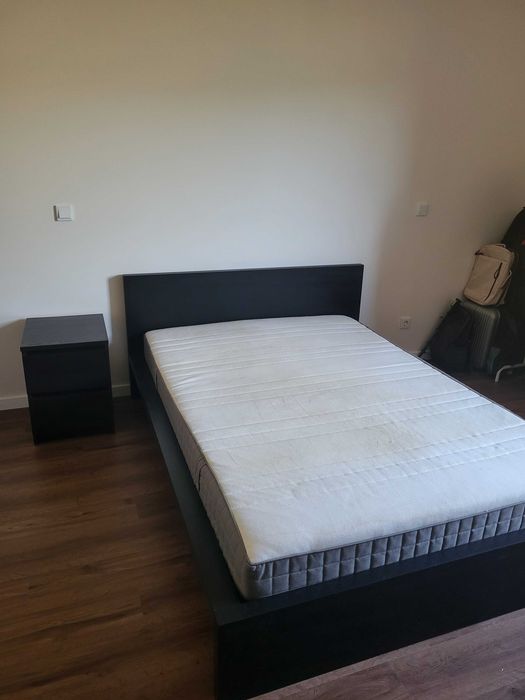 Cama, colchão e mesa de cabeceira