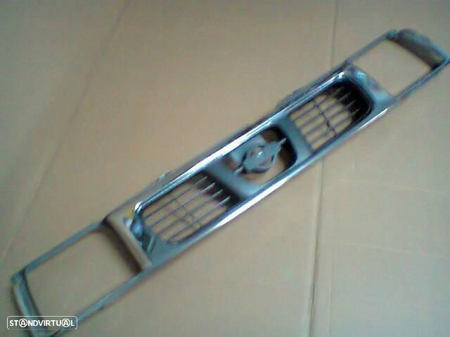 Grelha Cromada Nissan Pickup D22 1998-2001 NOVA