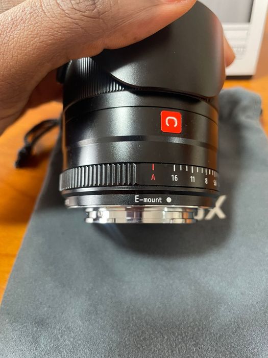 Sony ZV E 10 + lente 23 mm viltrox +cage smallrig