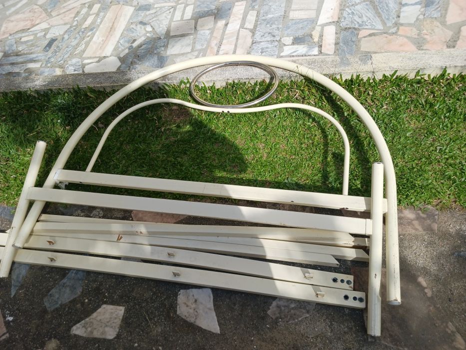 Cama em ferro de casal sem estrado e colchão