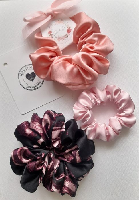 Czarna jedwabna gumka do włosów scrunchie