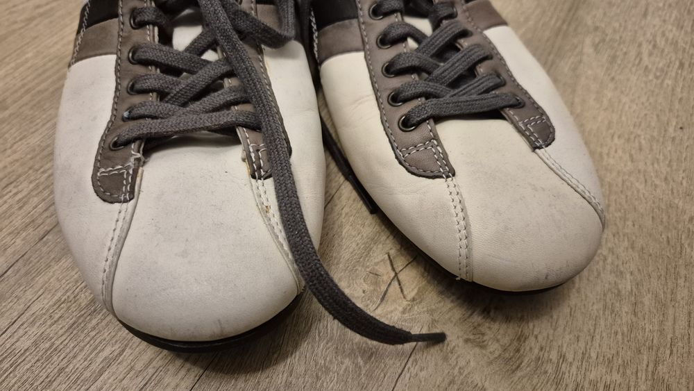 Camper buty skórzane 40
Czarne z drobinkami brokatu
Duża łyż