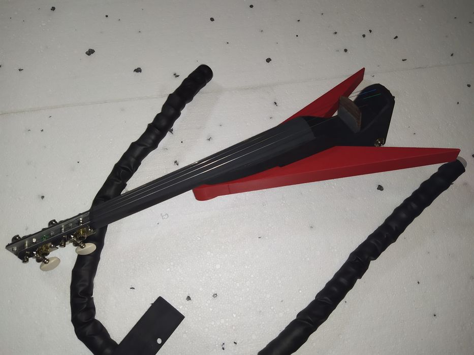Nowe kompozytowe skrzypce elektryczne Makowski Flying-V-iolin