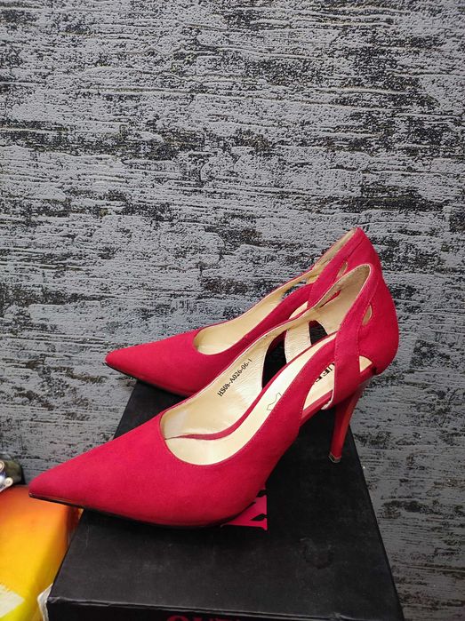 Розкішні нарядні туфлі лодочки на шпильці розмір 37,5 Queen