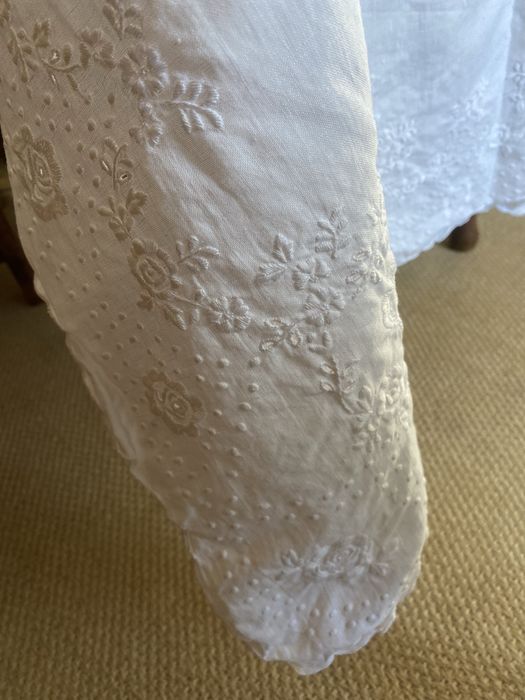 Toalha grande de linho bordada com guardanapos - Nova