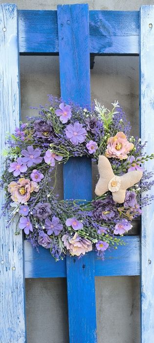 Wiosenny wianek z lawendą, fioletowy wianek na drzwi.