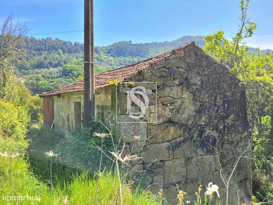 Moradia em Pedra para recuperar na zona de Cinfães. — Cinfães, Viseu