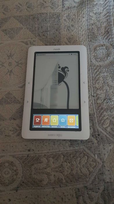 Электронную книгу BARNES & NOBLE с разбитым экраном, но рабочую.
