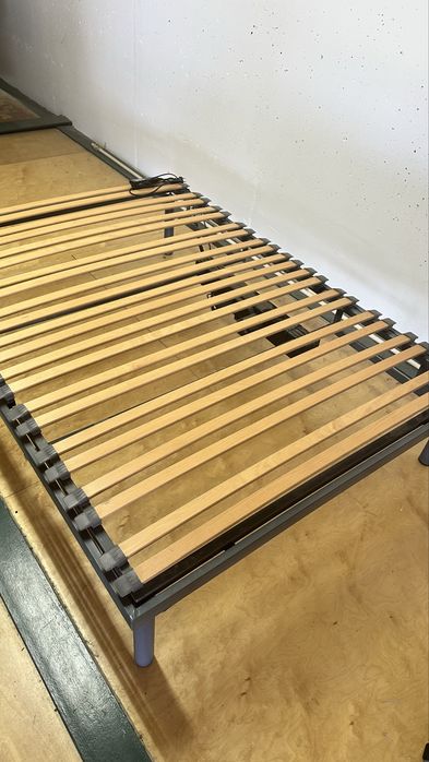 cama articulada elétrica com ripas de madeira e controle com fio