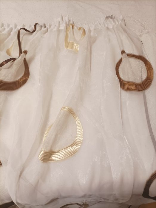 Efektowna firanka kuchenna na taśmie