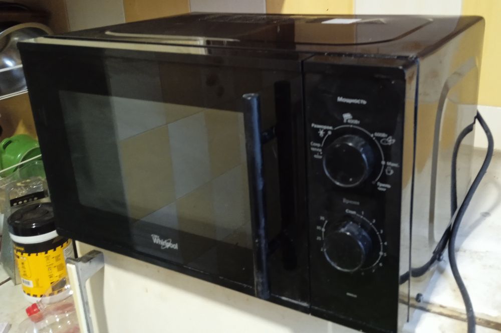 Продаётся микроволновая печь марки whirlpool в рабочем состоянии