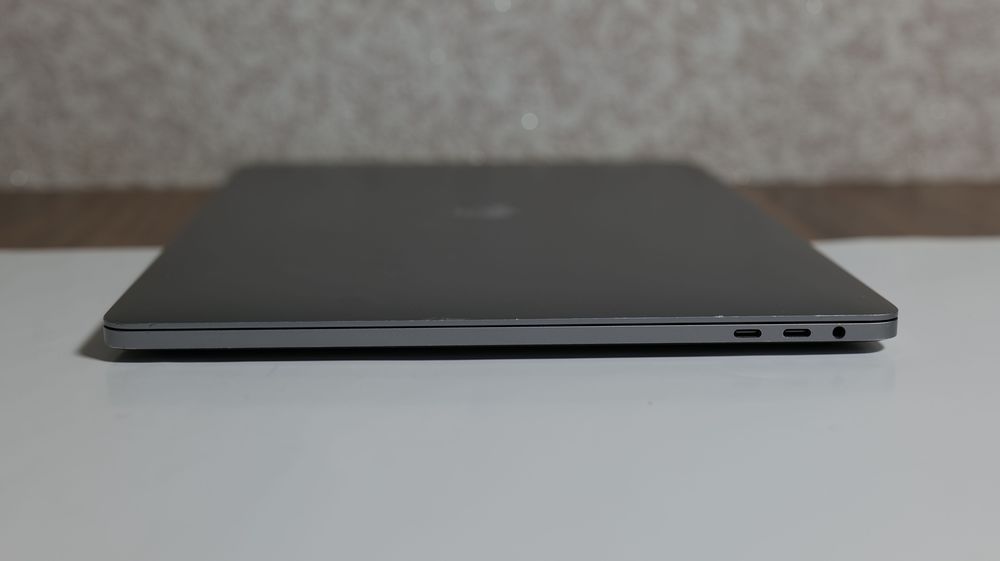  MacBook Pro 15” A1707 (2017) • i7 • 16GB • 250GB SSD #69