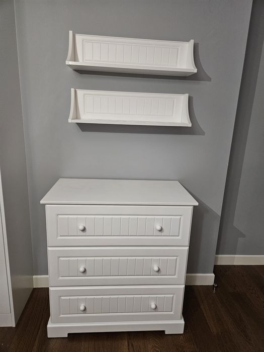 Zestaw lakierowanych mebli