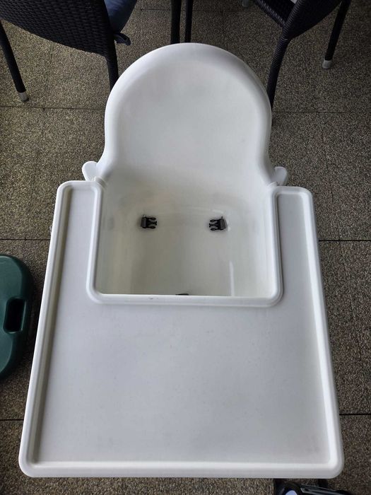 cadeira bebe IKEA com tabuleiro e suporte para pés