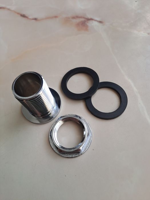 Врізка в бак для води