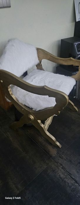 Poltrona em pelo branco e madeira pintado a dourado